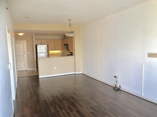 Building Photo - 300 W Beech St