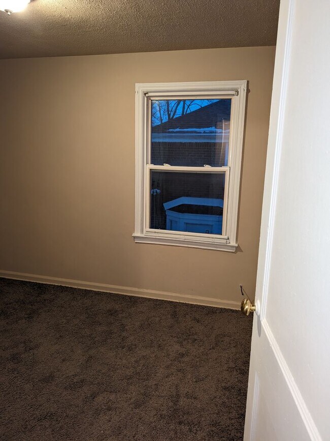 Building Photo - 2 bedroom Detroit Westside: Move-in Deposi...