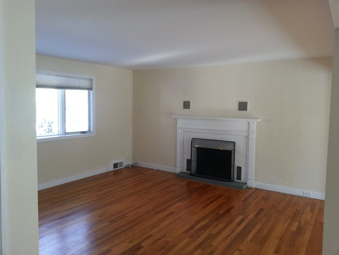 Primary Photo - 24 Triangle St