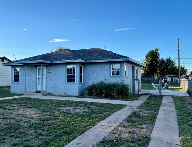 Building Photo - 1704 W 17th Ln