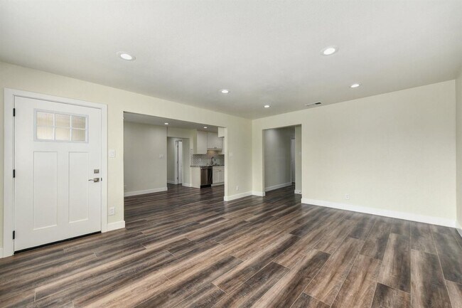 Building Photo - Near Mercy Hospital - Remodeled 4 Bdrm, 2 Bath