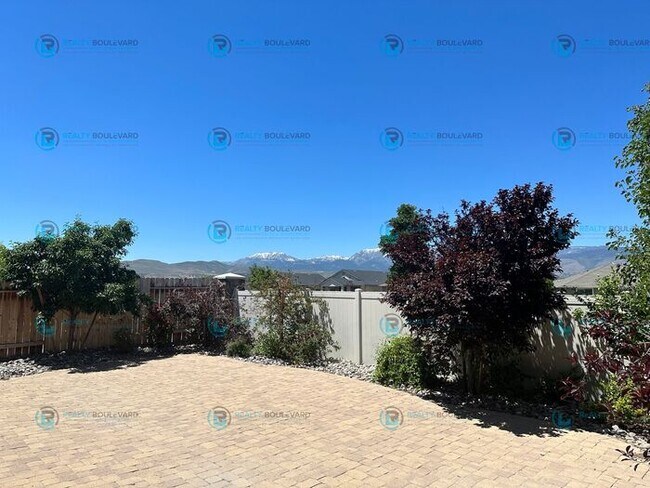 Building Photo - Beautiful 3 bedroom, 2.5 bathroom home fea...
