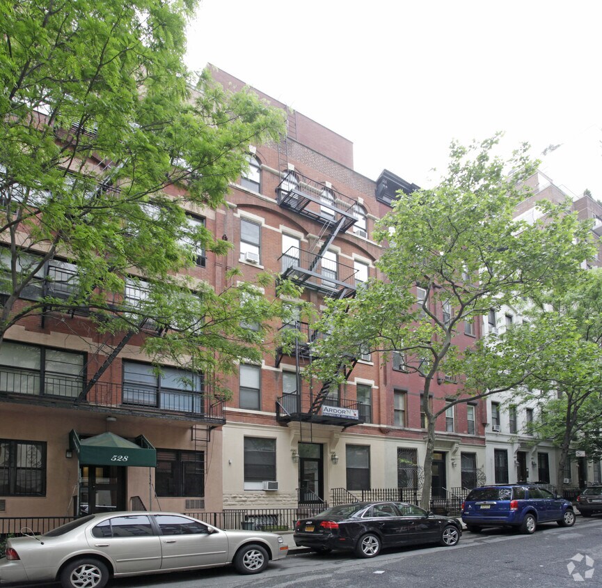 Primary Photo - 526 E 85th St