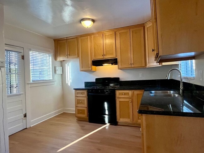 Building Photo - BELLA APARTMENTS: Beautiful 1 Bed - 1 Bath