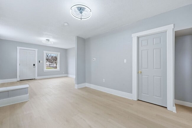 Building Photo - Three bedroom available for an immediate move in!