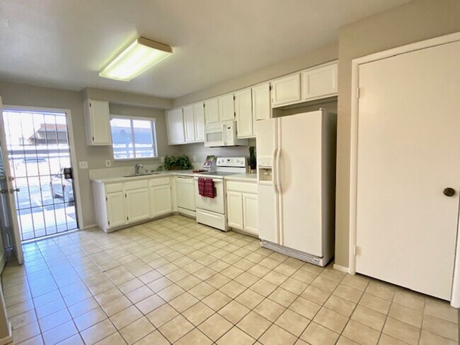Foto del edificio - Great Chinatown Location. Move In Ready- t...