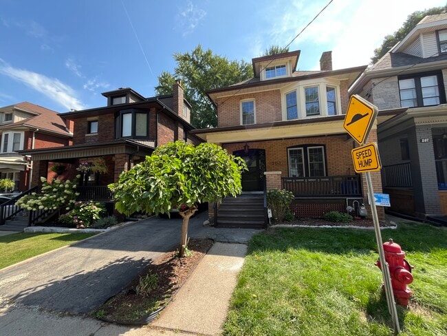 Building Photo - 203 Fairleigh Av S