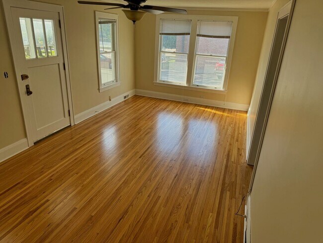 Foto del edificio - Wayzata Home walking distance to Lake.