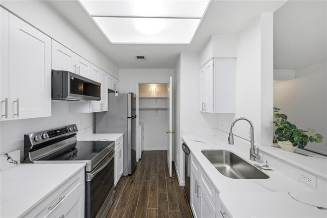 Building Photo - 6000 Shepherd Mountain Cove