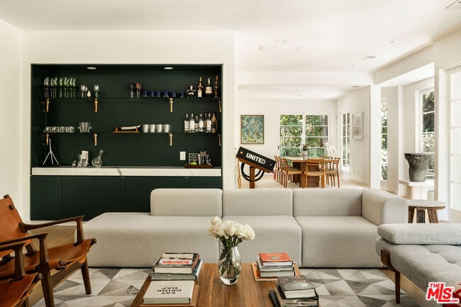 Foto del edificio - 2410 Nichols Canyon Rd