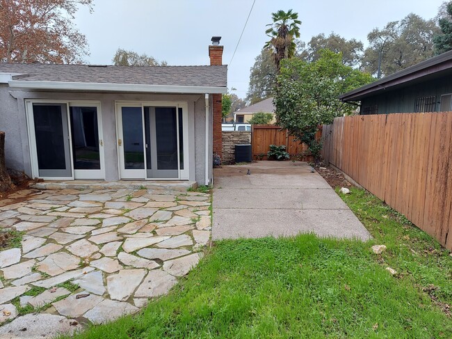 Building Photo - 1517 Lakewood Dr