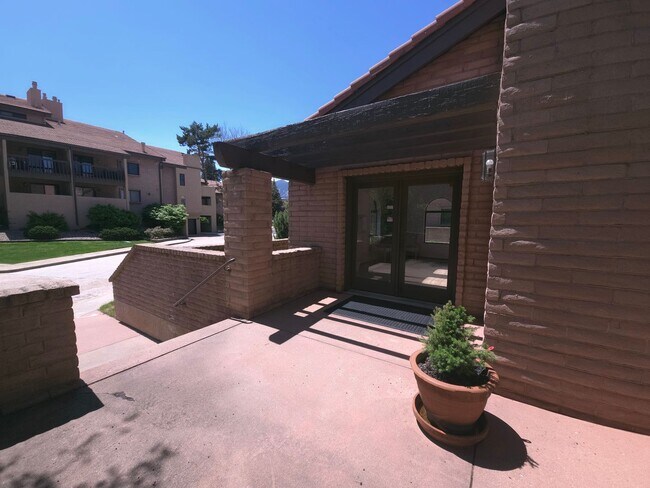 Foto del edificio - Secured Building with covered parking!