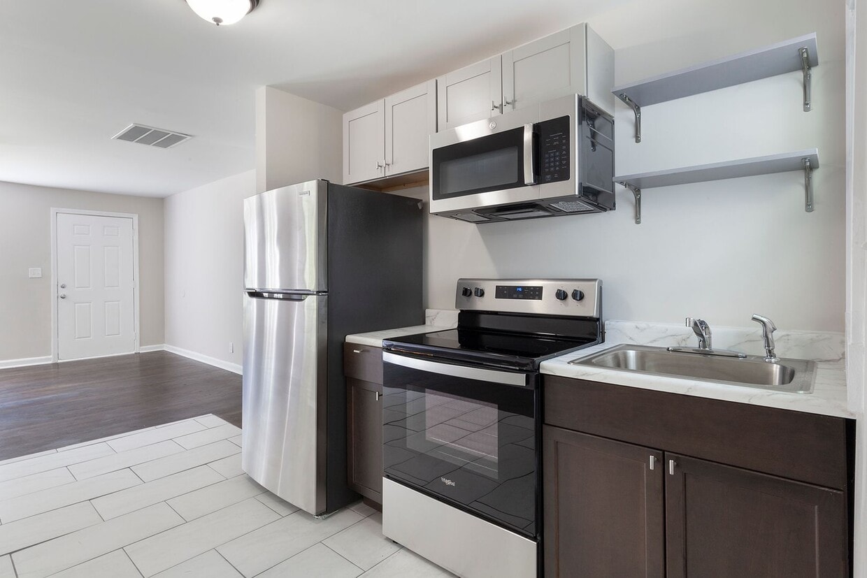 Foto principal - Newly Renovated 2/1 on Corner Lot w/ Sunro...