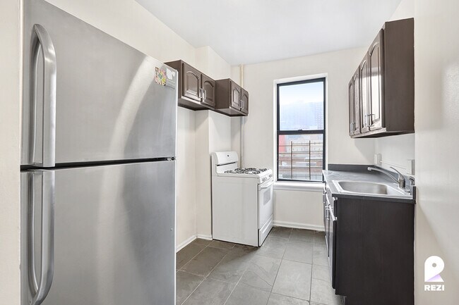 Building Photo - 665 Lenox Ave