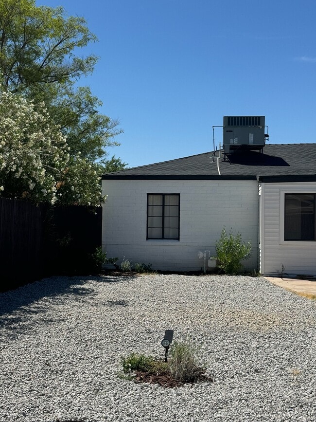 Building Photo - 1416 E Granada Rd