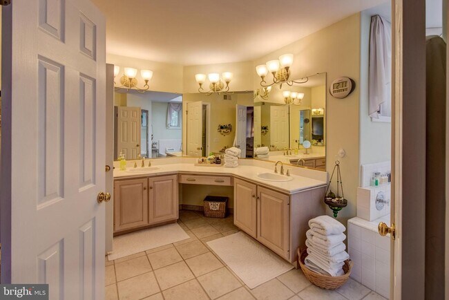 Building Photo - 307 Sayre Dr