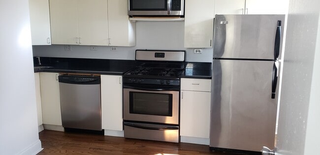 Building Photo - 2102 N Hoyne Ave