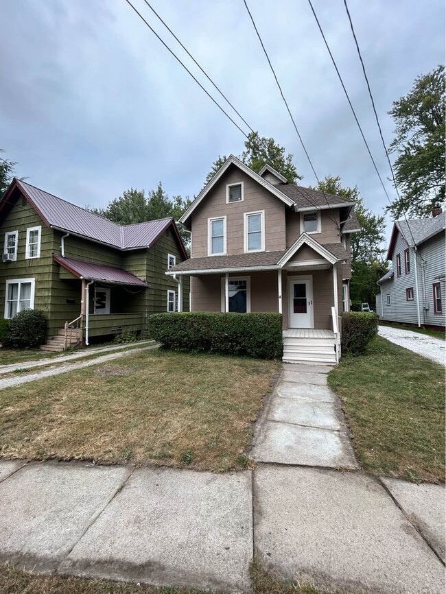 227 W 53rd St Unit 227 West 53rd Downstairs, Ashtabula, OH 44004