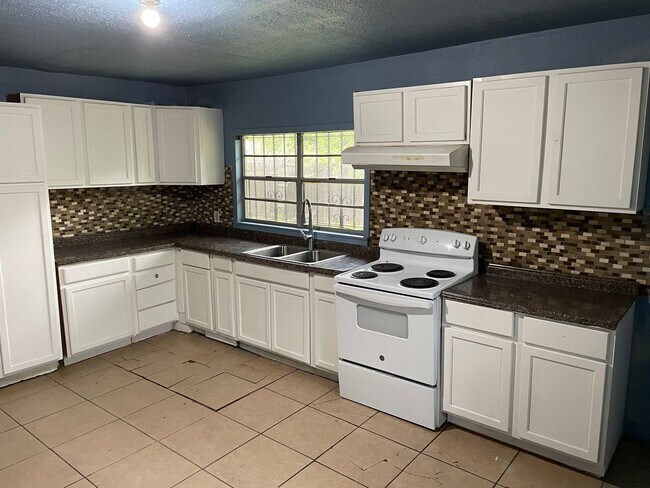 Building Photo - Huge, Remodeled Home