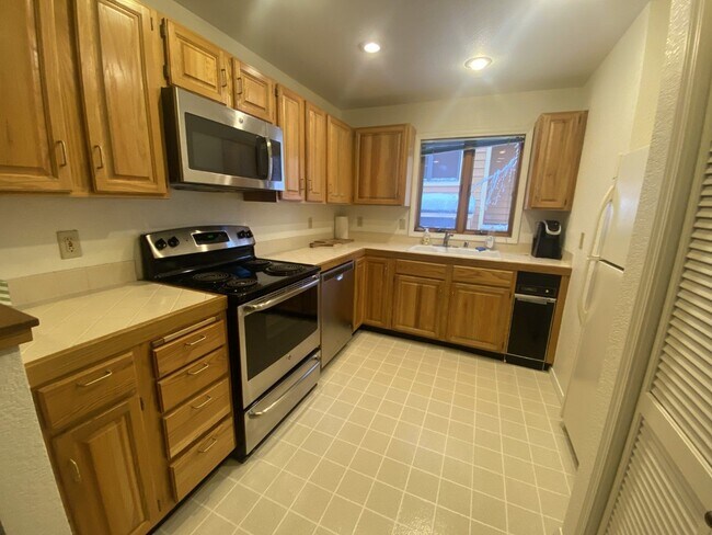 Foto del edificio - Furnished 2 bed, 2 bath Condo