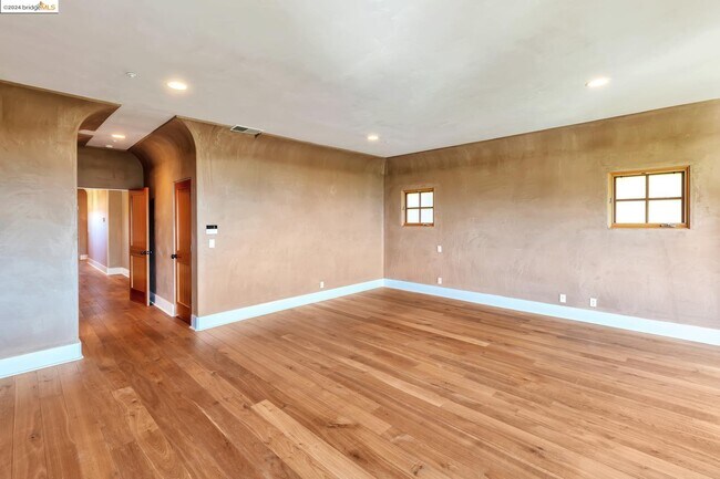 Building Photo - 900 Alvarado Rd