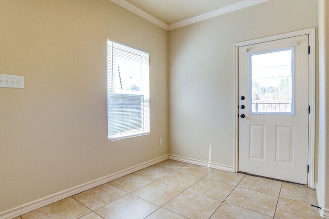 Building Photo - AVAILABLE NOW! Nice 3 bedroom townhouse lo...