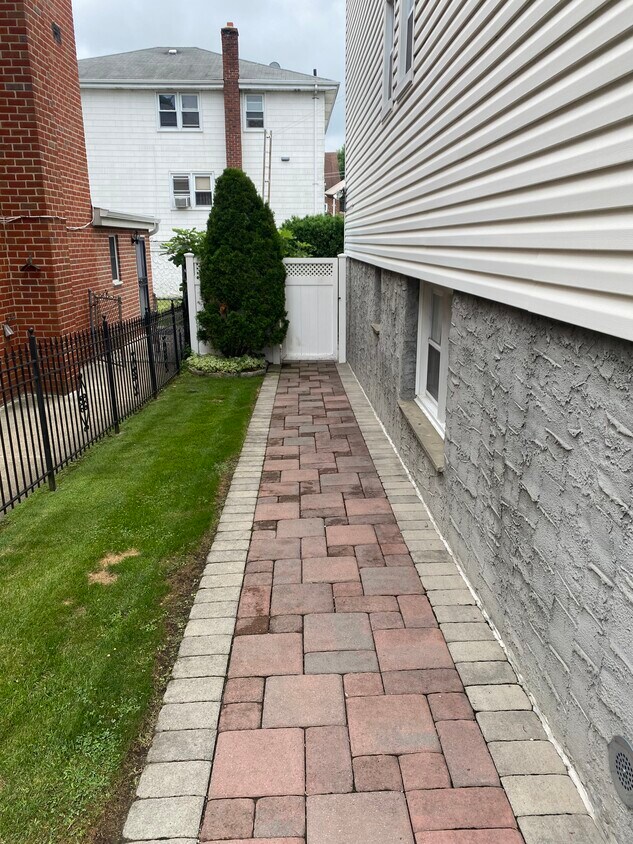Side Entrance - 7 Abner Plz