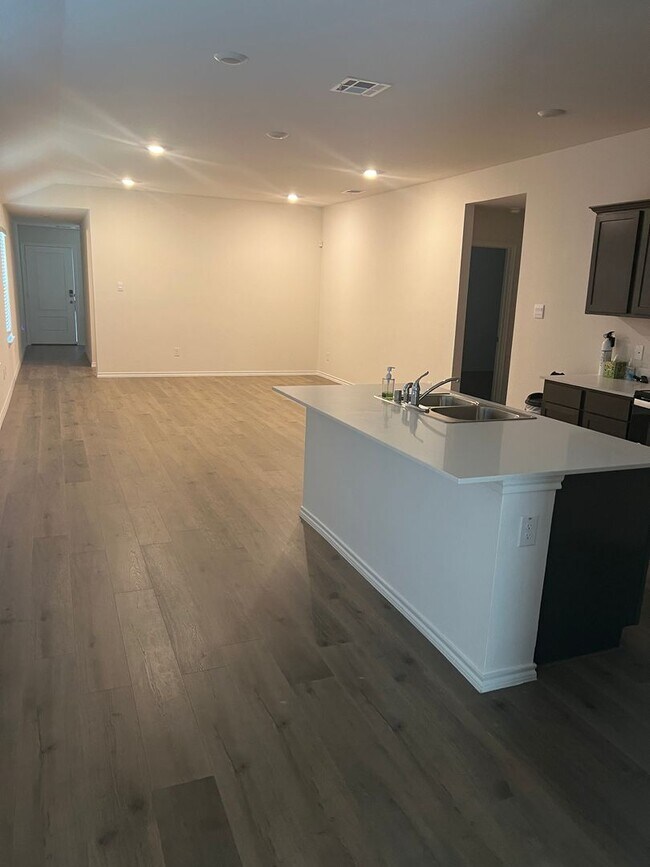 Foto del edificio - Beautiful 3BR 2BA Home w/ Community Pool/Fishing Ponds/Walking Trail Access + Garage Parking + Qu...