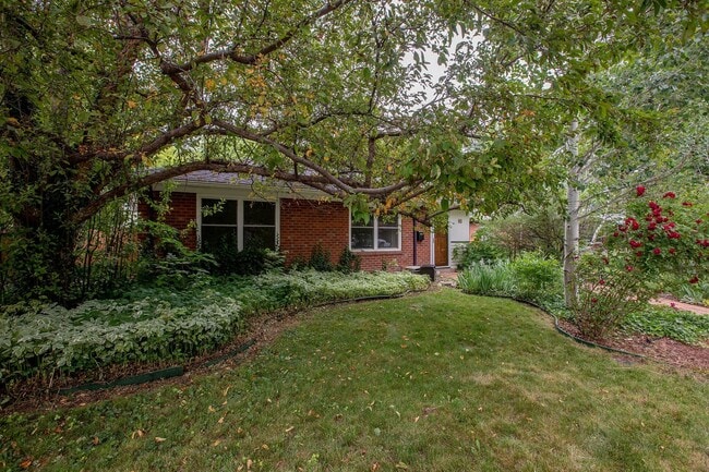 Building Photo - Charming 3 bedroom/2 bathroom Single Family Home!