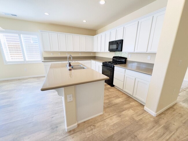 Building Photo - Charming 4 Bedroom Newer Home