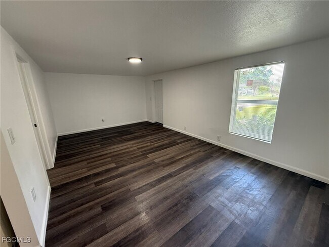 Building Photo - 420 Fairfax Dr
