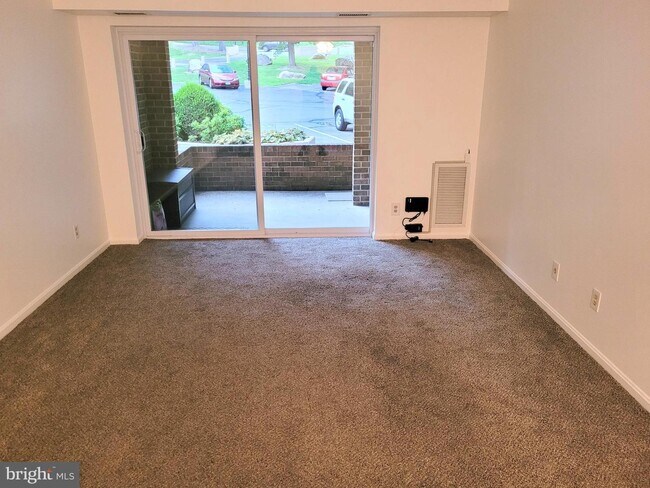 Foto del edificio - 5825 Cove Landing Rd