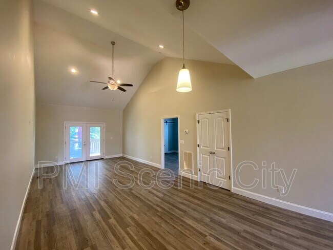 Foto del edificio - 5977 Commons Ln NE