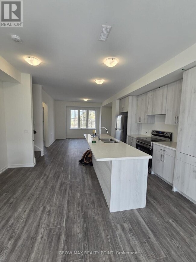 Building Photo - 7 Kingbird Cmn