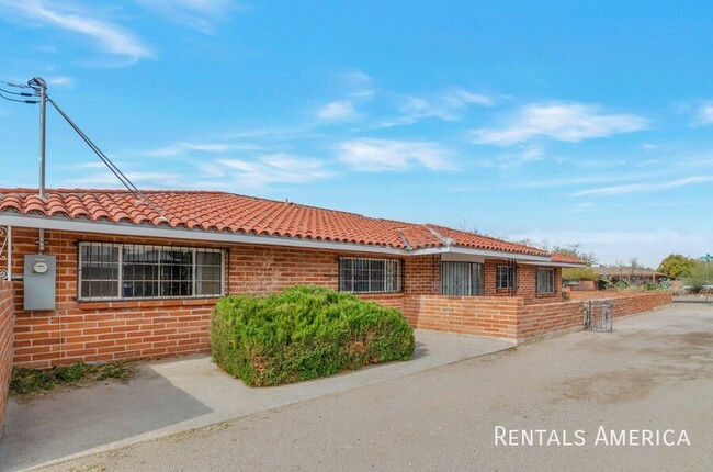 Building Photo - 4 Bedroom house with Pool.