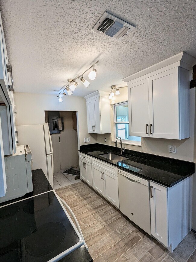 Foto del edificio - 2572 Locksley Rd