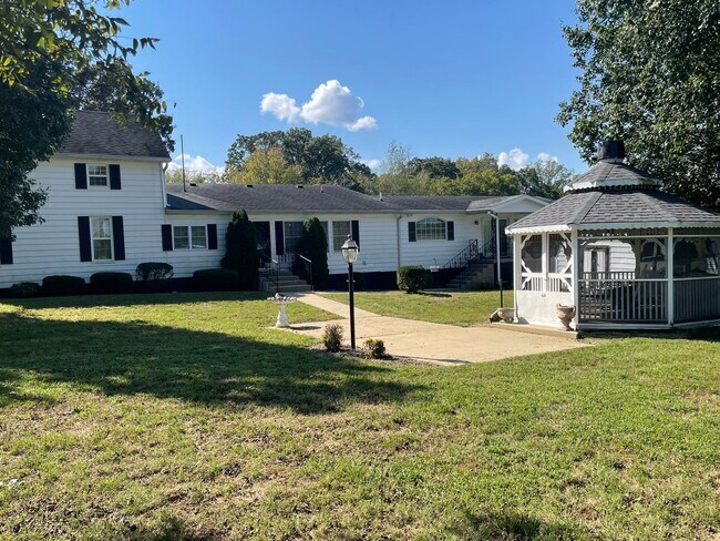 Building Photo - 2 Bed/2 Bath House