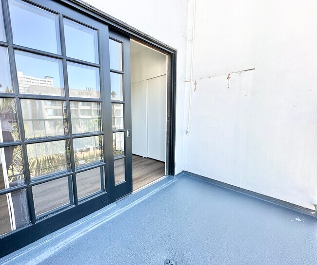 Building Photo - 1541 Ocean Ave Santa Monica, CA 90401