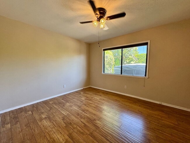 Building Photo - Excellent Location! 4Bed 2Bath Wood Floori...