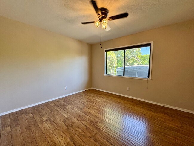 Foto del edificio - Excellent Location! 4Bed 2Bath Wood Floori...