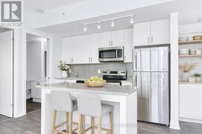 Building Photo - 550 N Service Rd