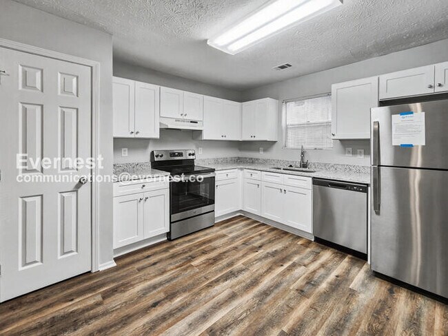 Building Photo - 3 Bed, 2 Bath Home with Garage / Pet-Friendly / Coming Soon!