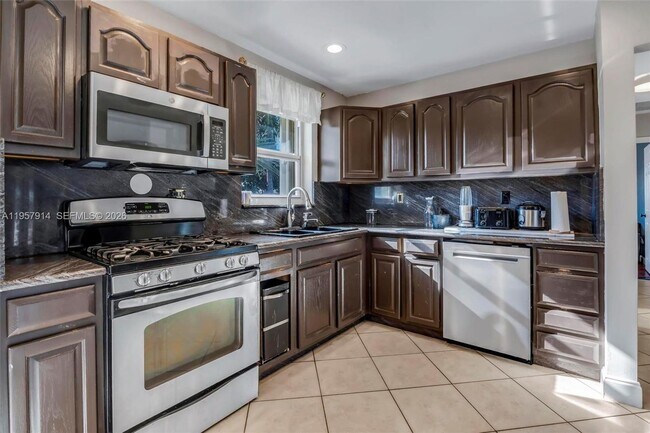 Foto del edificio - 1600 N 28th Ct