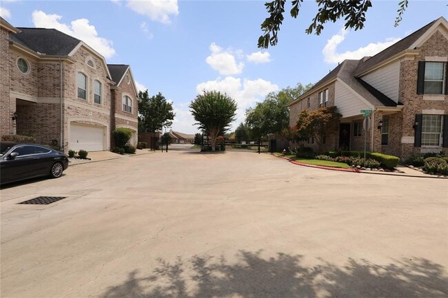 Building Photo - 10022 Holly Chase Dr
