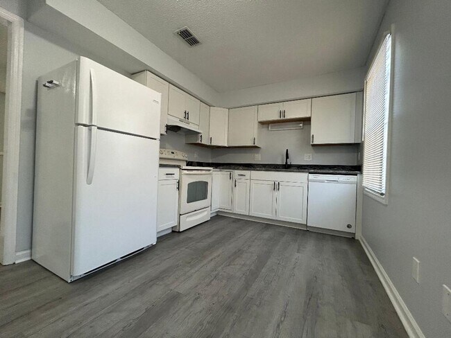 Building Photo - Spacious 3 bed Town Home!
