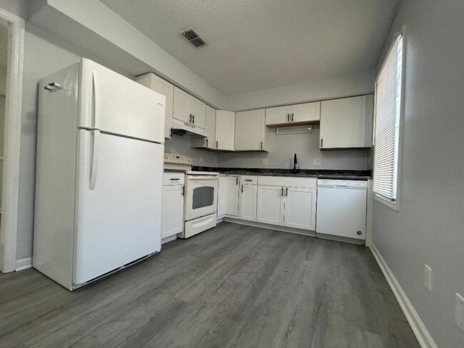 Foto del edificio - Spacious 3 bed Town Home!