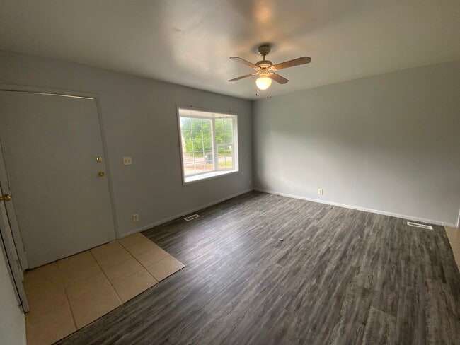 Building Photo - 807 Knollcrest Dr