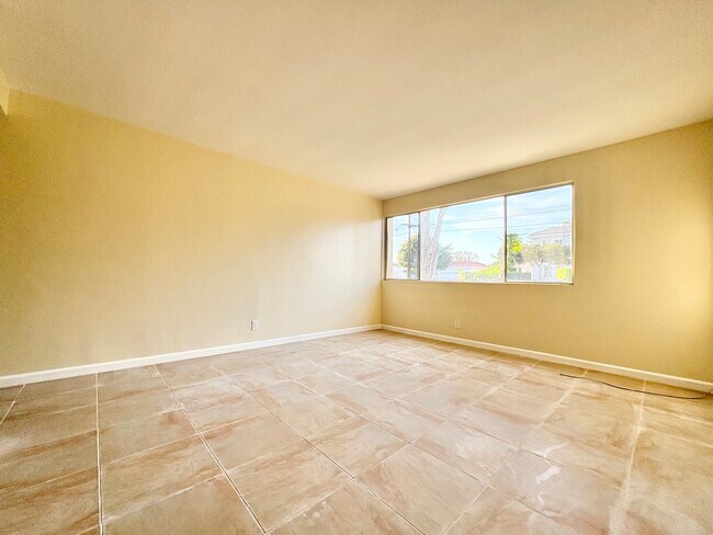 Foto del edificio - 135 N Hillcrest Blvd