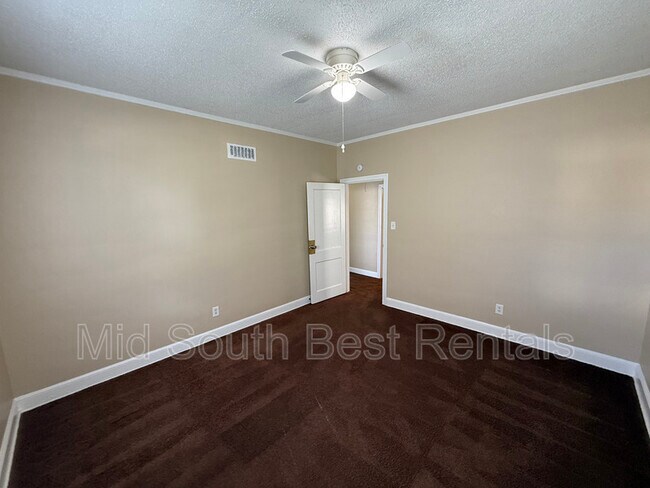 Building Photo - 844 East Dr