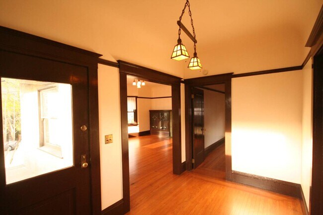 Building Photo - 479 44th St